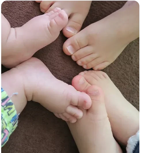 成長段階の異なる子どもたちの足