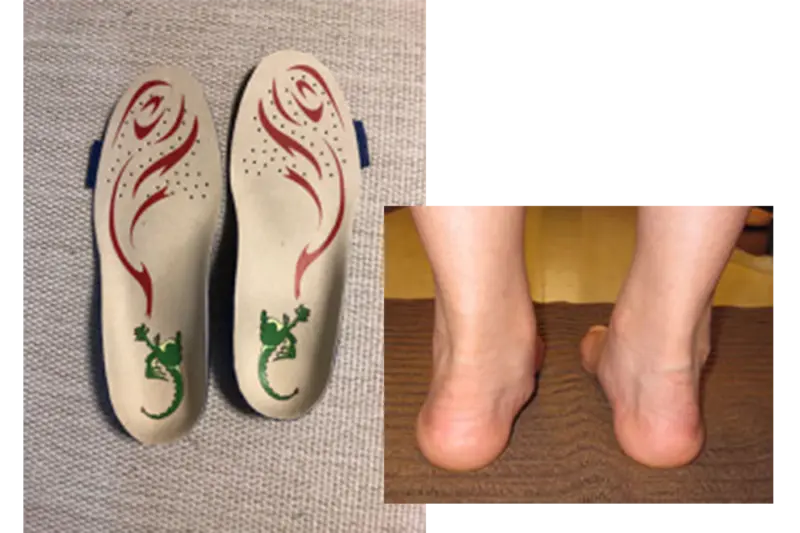 竜の絵柄が入った子ども用インソールと、装着して立つ子どもの足元